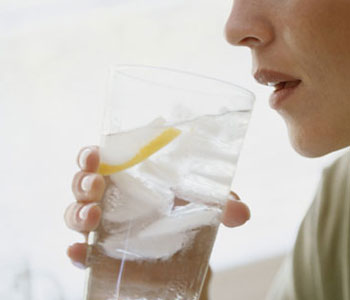 http://howtolosemybellyfattoday.com/wp-content/uploads/2011/08/woman-drinking-water.jpg