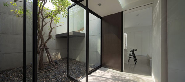 The YAK01 House in Bangkok: L Shaped Modern Family House… (12)