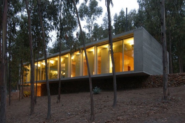 An Urban Playful House in Chile (17)