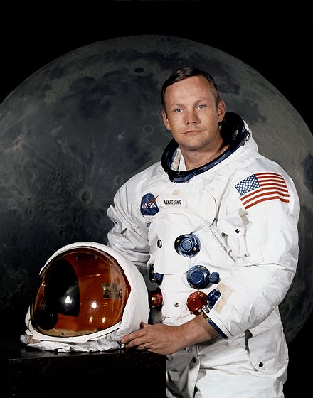 440px-Neil_Armstrong_pose