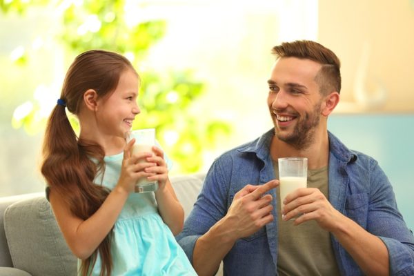 men-should-drink-milk-at-night-health-benefits